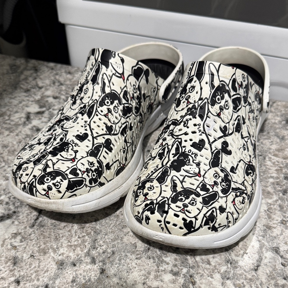 Sketchers Cali Gear UltraGo Clogs - Black and white dog theme